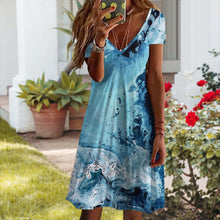 Ladda upp bild till gallerivisning, V-ringad miniklänning i blått tryck