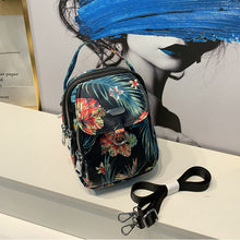Ladda upp bild till gallerivisning, Crossbody-väska med nylontryck