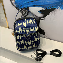 Ladda upp bild till gallerivisning, Crossbody-väska med nylontryck