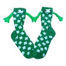 Ladda upp bild till gallerivisning, Älskande kärlekspar håller händerna i strumpor