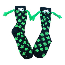 Ladda upp bild till gallerivisning, Älskande kärlekspar håller händerna i strumpor