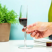 Ladda upp bild till gallerivisning, Ett halvt glas vin