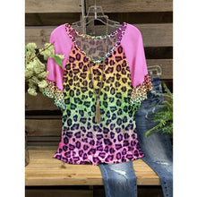 Ladda upp bild till gallerivisning, V-ringad t-shirt med leopardmönstret med kort ärm