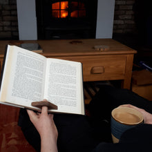 Ladda upp bild till gallerivisning, Bokläsare i massivt trä