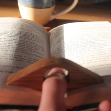 Ladda upp bild till gallerivisning, Bokläsare i massivt trä