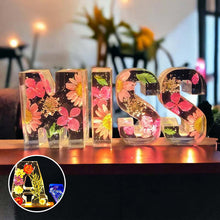 Ladda upp bild till gallerivisning, Blommigt harts nattljus