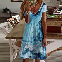 Ladda upp bild till gallerivisning, V-ringad miniklänning i blått tryck