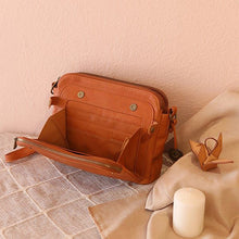 Ladda upp bild till gallerivisning, Crossbody-axel i tre läder lager