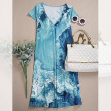 Ladda upp bild till gallerivisning, V-ringad miniklänning i blått tryck