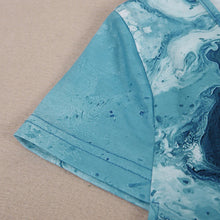 Ladda upp bild till gallerivisning, V-ringad miniklänning i blått tryck