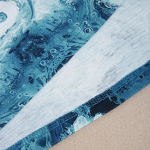 Ladda upp bild till gallerivisning, V-ringad miniklänning i blått tryck