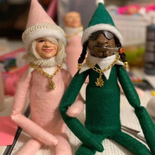 Ladda upp bild till gallerivisning, Julklapp Snoop På En Stoop Julnissedocka