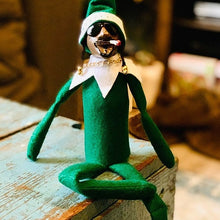 Ladda upp bild till gallerivisning, Julklapp Snoop På En Stoop Julnissedocka