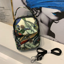 Ladda upp bild till gallerivisning, Crossbody-väska med nylontryck