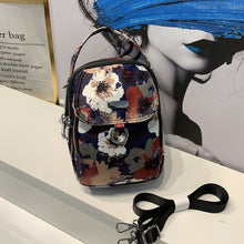 Ladda upp bild till gallerivisning, Crossbody-väska med nylontryck