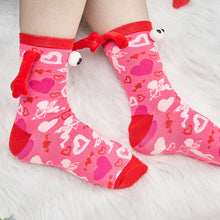 Ladda upp bild till gallerivisning, Älskande kärlekspar håller händerna i strumpor