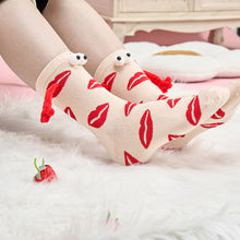 Ladda upp bild till gallerivisning, Älskande kärlekspar håller händerna i strumpor