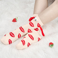 Ladda upp bild till gallerivisning, Älskande kärlekspar håller händerna i strumpor