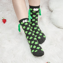 Ladda upp bild till gallerivisning, Älskande kärlekspar håller händerna i strumpor