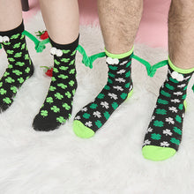 Ladda upp bild till gallerivisning, Älskande kärlekspar håller händerna i strumpor