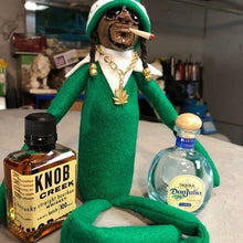 Ladda upp bild till gallerivisning, Julklapp Snoop På En Stoop Julnissedocka