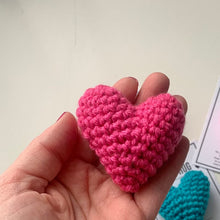Ladda upp bild till gallerivisning, Pocket Hug Virkat hjärta Liten present