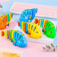 Ladda upp bild till gallerivisning, đ Clockwork svĂ€ngande tecknad fisk leksaker