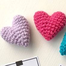Ladda upp bild till gallerivisning, Pocket Hug Virkat hjärta Liten present