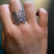 Ladda upp bild till gallerivisning, Handgjord vintage fjärilsring