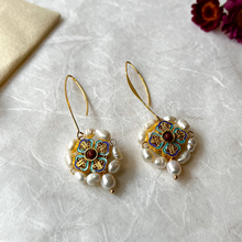 Ladda upp bild till gallerivisning, Emalj charm örhängen