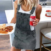 Ladda upp bild till gallerivisning, Denim hängselkjol med fickspänne