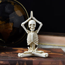 Ladda upp bild till gallerivisning, Unik Yoga Skelett Staty