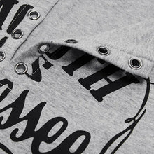 Ladda upp bild till gallerivisning, Bokstavstryck ögla ärmlös blus med skårad hals