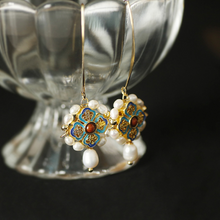 Ladda upp bild till gallerivisning, Emalj charm örhängen