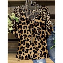 Ladda upp bild till gallerivisning, V-ringad t-shirt med leopardmönstret med kort ärm