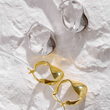 Ladda upp bild till gallerivisning, Snygga guldörhängen med twist ring