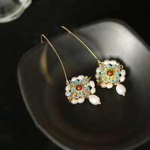 Ladda upp bild till gallerivisning, Emalj charm örhängen