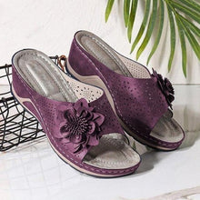 Ladda upp bild till gallerivisning, Damsandaler med ihÄliga snidade kil