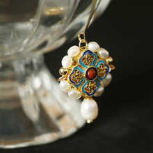 Ladda upp bild till gallerivisning, Emalj charm örhängen