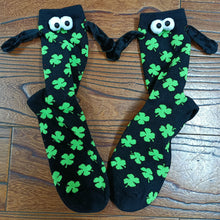 Ladda upp bild till gallerivisning, Älskande kärlekspar håller händerna i strumpor