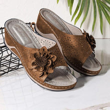 Ladda upp bild till gallerivisning, Damsandaler med ihÄliga snidade kil