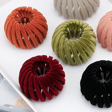 Ladda upp bild till gallerivisning, Sammet Nest Scrunchie