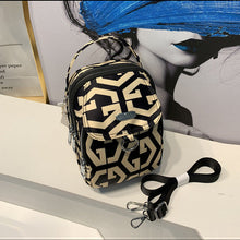 Ladda upp bild till gallerivisning, Crossbody-väska med nylontryck