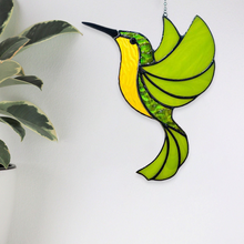 Ladda upp bild till gallerivisning, Kolibri färgade fönsterhängsmycke