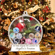 Ladda upp bild till gallerivisning, đI det hĂ€r huset lyssnar vi pĂ„ Taylor's Version Ornament