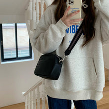 Ladda upp bild till gallerivisning, Liten fyrkantig axelväska i skinn