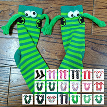 Ladda upp bild till gallerivisning, Älskande kärlekspar håller händerna i strumpor