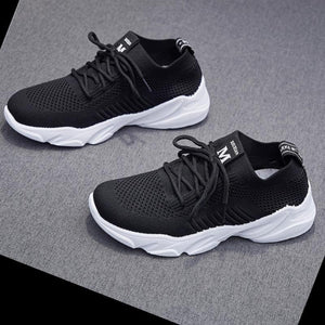 Nya andningsbara stickade sneakers