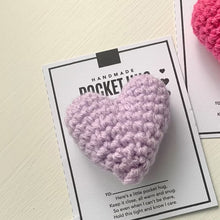 Ladda upp bild till gallerivisning, Pocket Hug Virkat hjärta Liten present
