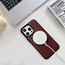 Ladda upp bild till gallerivisning, Heltäckande stötsäkert läderfodral med magnetiskt stativ för iPhone
